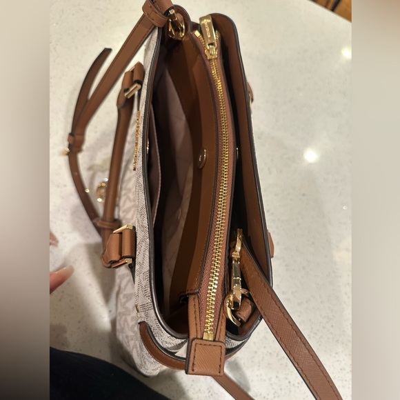 MICHAEL KORS LYNN Vanilla LG EW
Satchel Purse - Picture 4 of 14